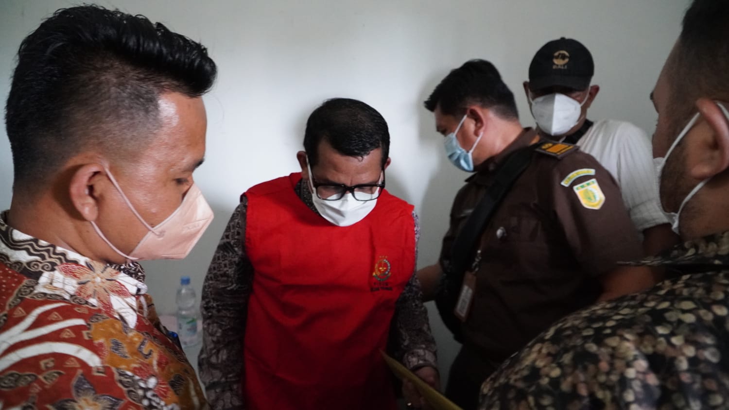 Dekan FISIP Unri Non Aktif, Syafri Harto Resmi Ditahan